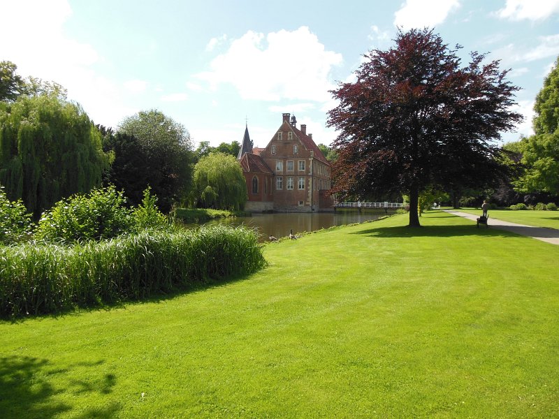 omgeving schloss Hulshoff.jpg - Rond het kasteel ligt een fraaie tuin.